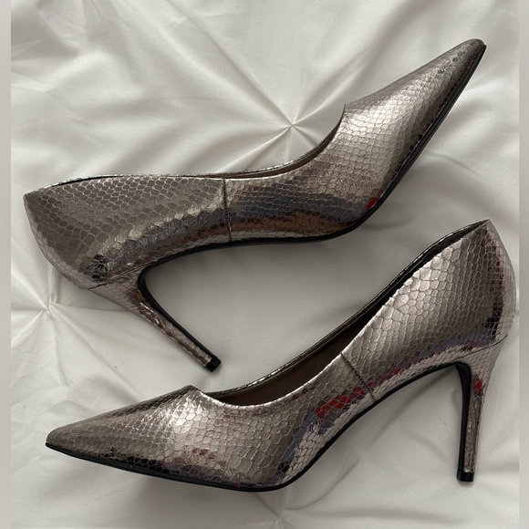 Torrid Pewter Metallic Snakeskin Heels, 10W, NWOT - Picture 1 of 10